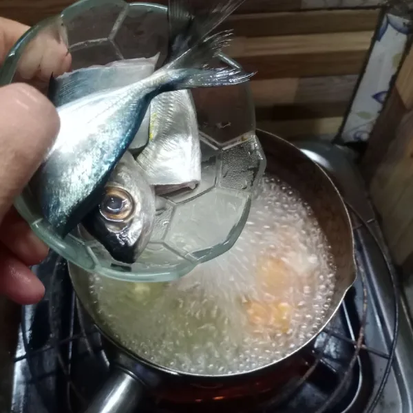 Masukkan ikan, masak hingga ikan matang.