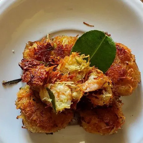 Goreng ampal udang di minyak panas. Goreng menggunakan api kecil saja dan goreng sampai matang sempurna