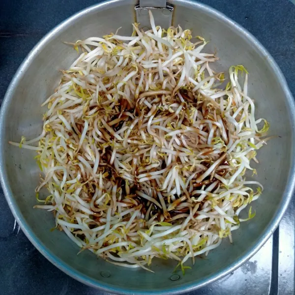 Beri saos tiram dan penyedap rasa aduk merata.