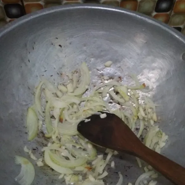 Tumis bawang putih dan bawang bombay hingga harum.