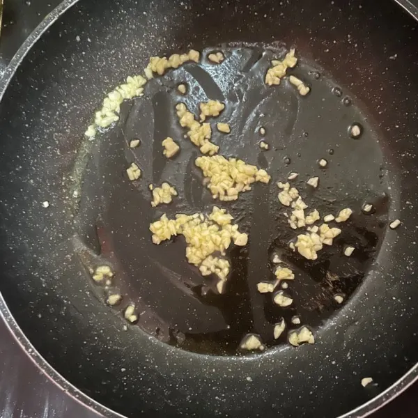 Masukkan bawang putih dan masak sampai harum.