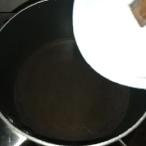 Rebus 150 ml air sampai mendidih, tuang larutan tepung tapioka keair mendidih sambil diaduk sampai bening. Angkat.
