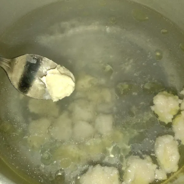 Rebus air hingga mendidih, tambahkan 1 sdm minyak goreng kemudian kecilkan api. Ambil seujung sdt adonan tekwan, dorong menggunakan sendok lainnya ke dalam panci berisi air panas.
