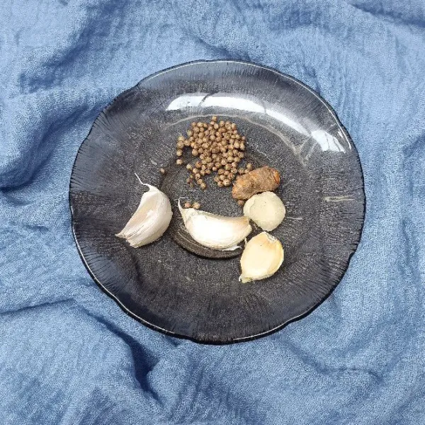 Siapkan bumbu halus.