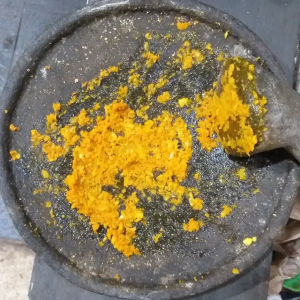 Haluskan bumbu.