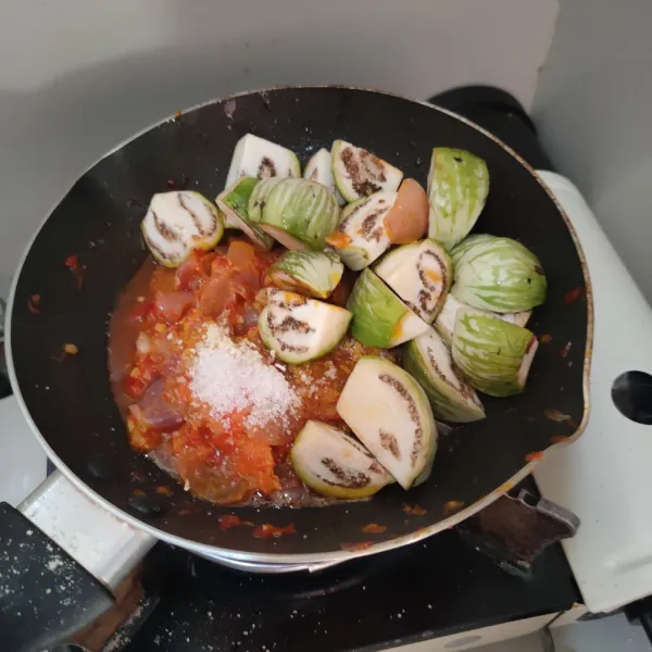 Masak kembali di pan, masukan terong lalab, bumbui dengan garam, kaldu jamur, dan gula pasir. Tumis sebentar. Sajikan.