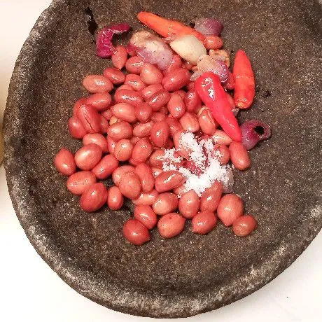 Siapkan bumbu-bumbu kacang. Kacang tanah goreng, cabe rawit goreng, bawang putih, dan bawang merah. Tambahkan garam secukupnya, kemudian haluskan.