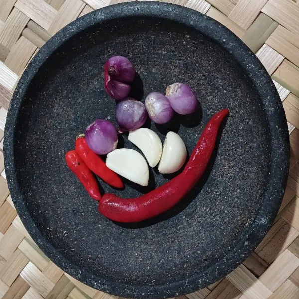 Siapkan bumbu. Cincang halus bawang merah, bawang putih, cabai merah, dan cabai rawit. Sisihkan.