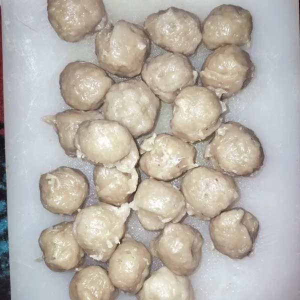 Siapkan bakso sapi.