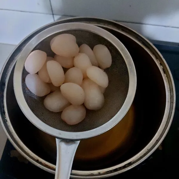 Rebus kolang-kaling hingga matang, tiriskan.
