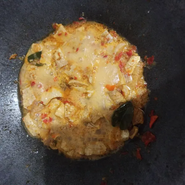 Aduk hingga merata, dan kerupuk rambak sudah terkena kuah. Matikan kompor.