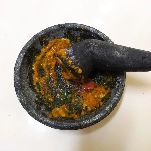 Ulek bumbu halus.