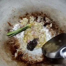 Tempe orek : tumis bawang merah, bawang putih, daun salam dan serai sampai harum dan matang.