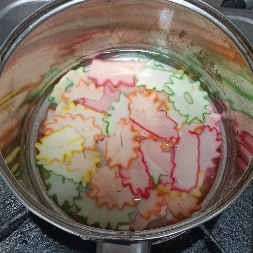Rebus kerupuk hingga benar-benar empuk.