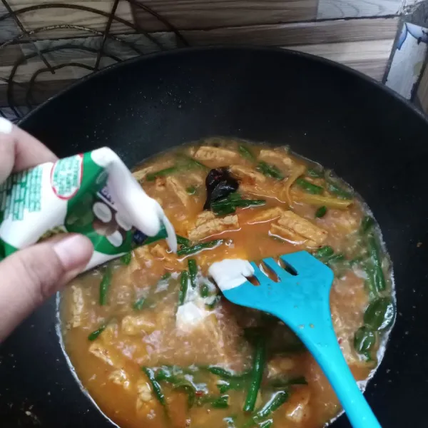 Masukkan santan instan, aduk rata. Bumbui dengan garam, kaldu bubuk dan gula merah.