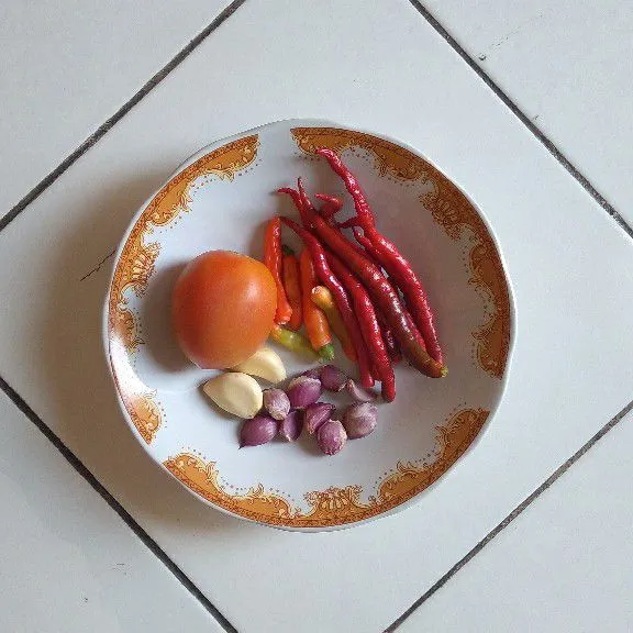 Haluskan cabai merah, cabai rawit, bawang merah, bawang putih, dan tomat.