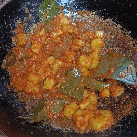 Aduk rata lalu cicipi. Angkat dan sajikan.