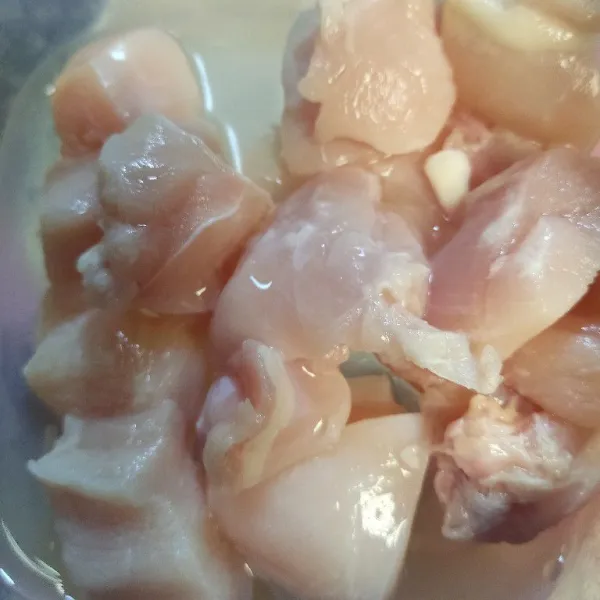 Potong dadu dada ayam kemudian beri air jeruk nipis, diamkan beberapa menit lalu bilas.