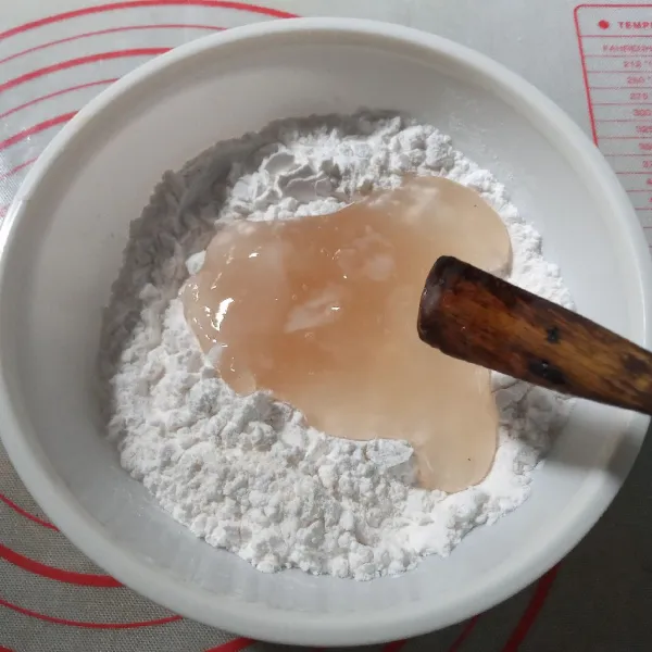 Tuang biang ke tepung tapioka kering, aduk aduk dengan sendok kayu atau spatula. Setelah tidak panas lagi kepal-kepal sampai membentuk satu bulatan adonan.