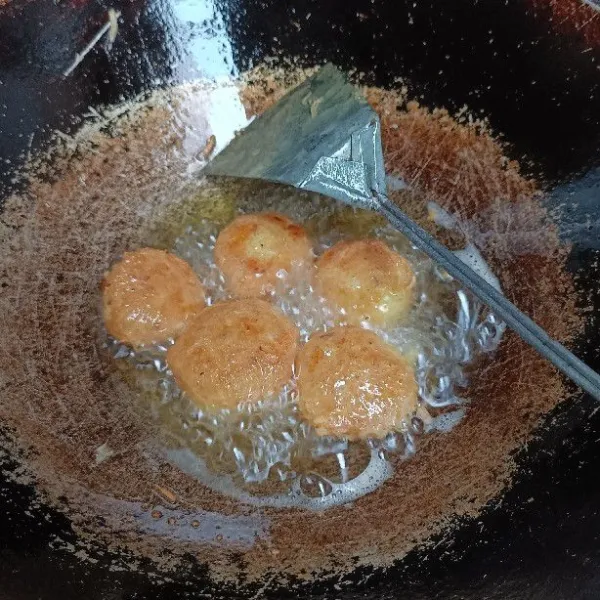 Goreng ke dalam minyak hingga matang.