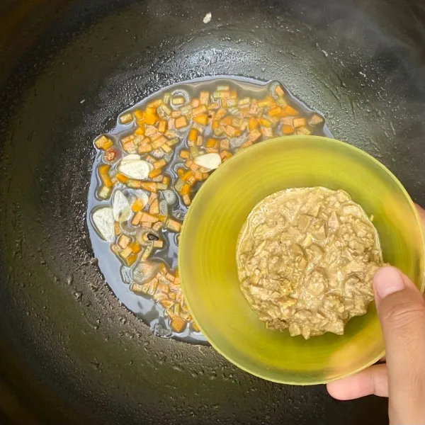 Tambahkan hati ayam, lalu aduk hingga rata.