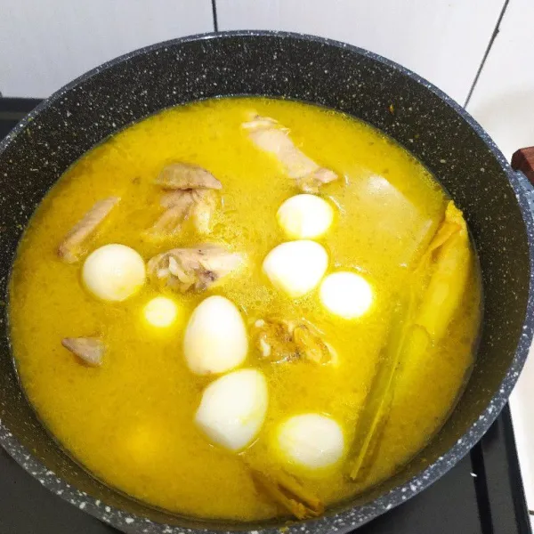 Terakhir masukkan telur puyuh, masak hingga santan matang dan ayam empuk.