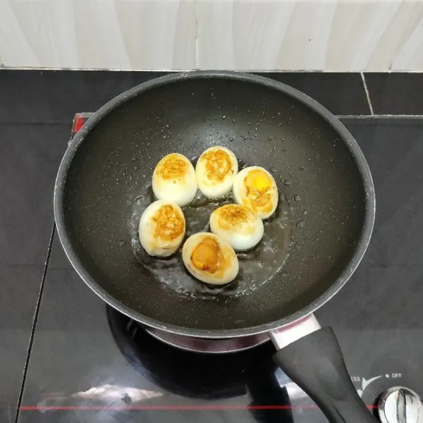 Kerat-kerat telur,l alu goreng hingga berkulit. Angkat dan tiriskan.