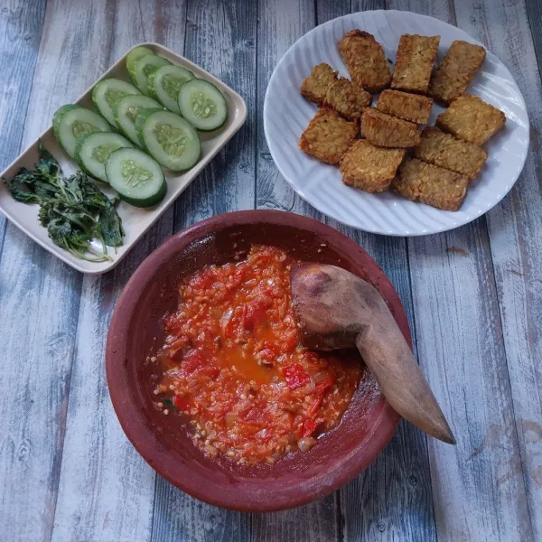 Sajikan bersama tempe goreng. Bisa disajikan bersamaan, atau ambil secukupnya tempe dan uleg kasar di dalam cobek sambal. Sajikan.