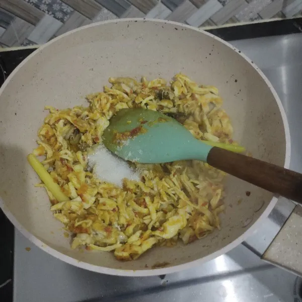 Tambahkan gula dan garam aduk rata lalu koreksi rasa angkat dan sisihkan.