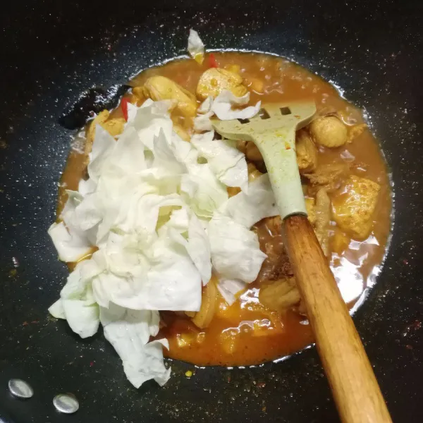 Kemudian masukkan kol, aduk rata. Masak sampai kol layu.