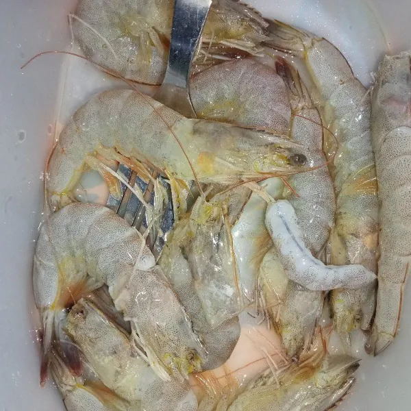 Buang kotoran kepala udang, marinasi dengan garam dan kaldu jamur diamkan 10 menit.