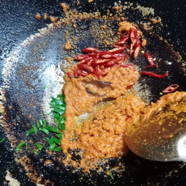 Masukkan irisan daun jeruk dan cabe merah keriting. Aduk rata.