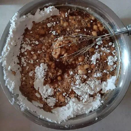 Aduk merata dengan whisk sampai licin atau tidak ada yang bergerindil.