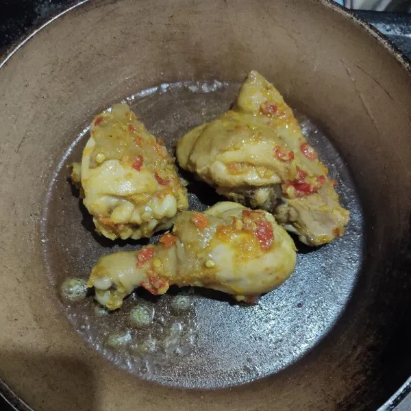 Panggang ayam dengan sedikit olesan bumbu hingga kecoklatan.