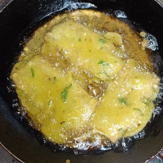 Goreng ke dalam minyak hingga setengah matang/matang sempurna sesuai selera.