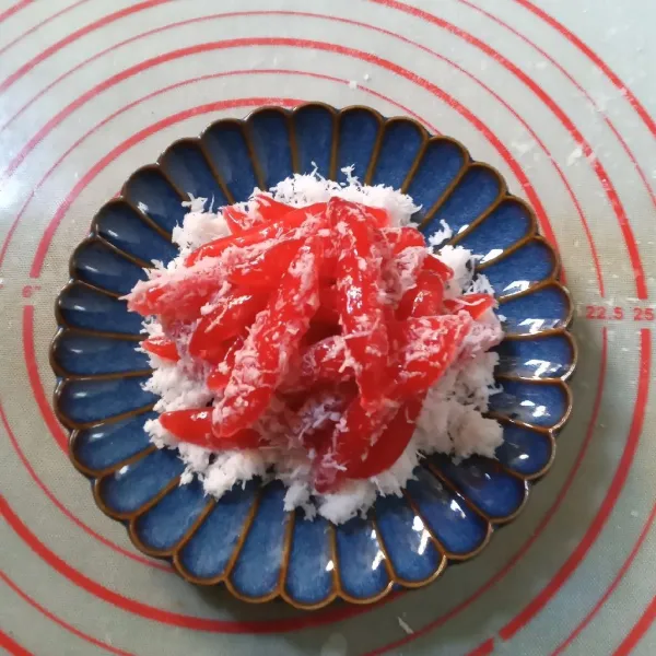 Balut klanting dengan kelapa parut kukus yang sudah diaduk dengan gula pasir. Siram dengan saus gula merah secukupnya.