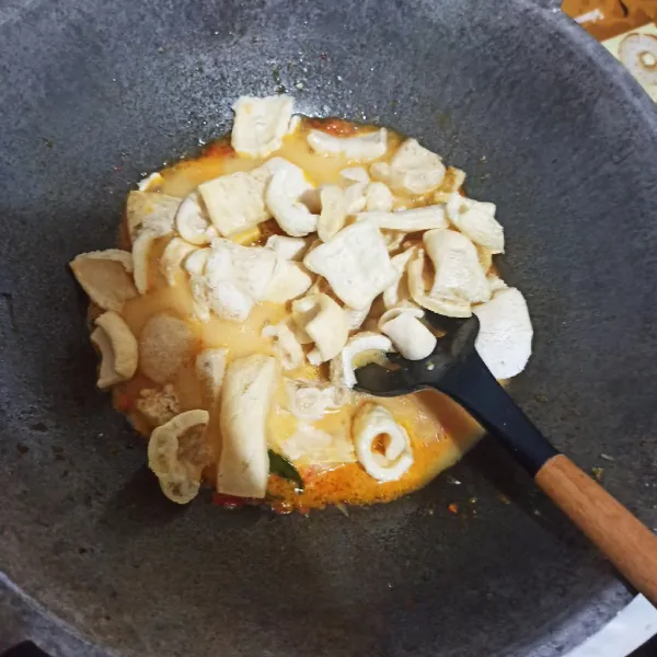Masukkan santan, garam, gula, dan penyedap rasa. Tes rasanya, lalu masukkan kerupuk rambak.