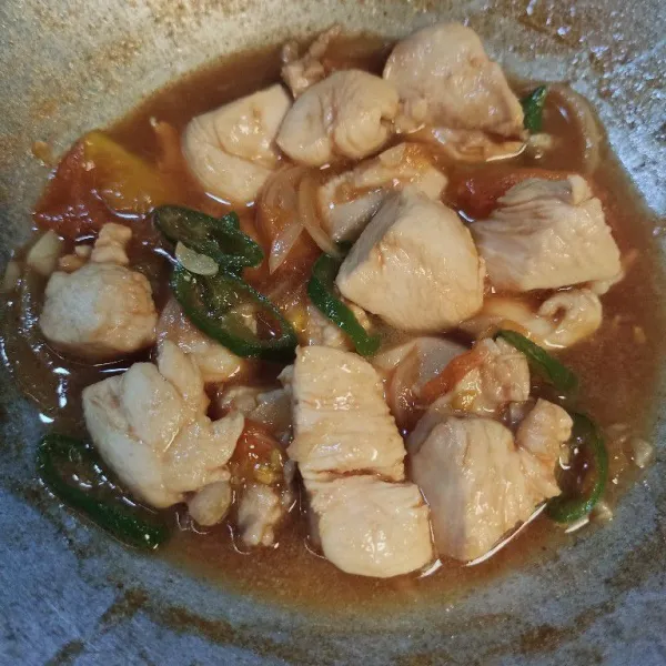 Aduk rata dan masak hingga bumbu meresap, cek rasa dan siap di sajikan.