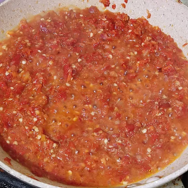 Giling cabe, bawang putih, bawang merah, dan tomat. Goreng hingga matang
