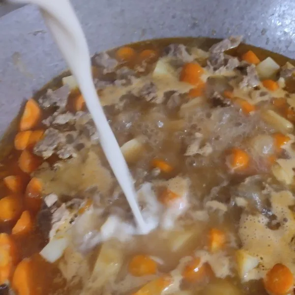 Masukkan garam, gula pasir dan tepung maizena yang sudah dicampur air. Masak hingga kuah mengental.