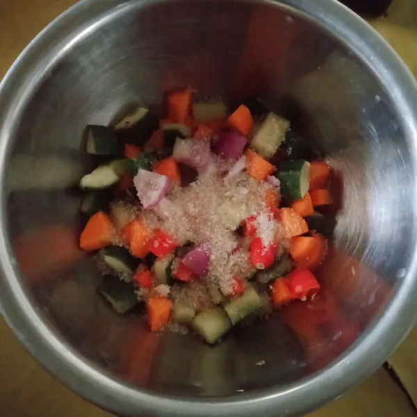 Tambahkan gula dan garam.