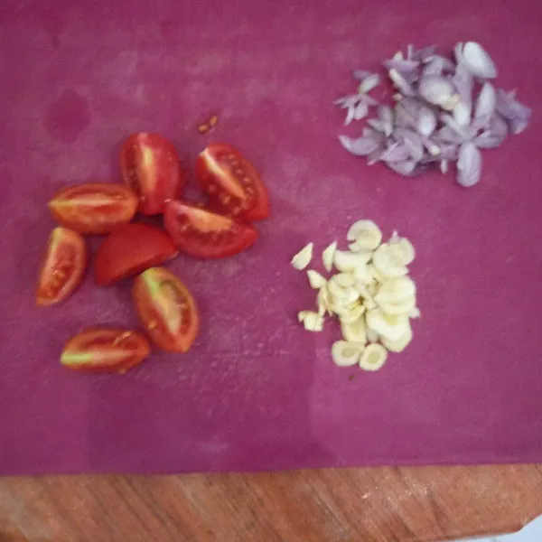 Iris bawang merah dan bawang putih, belah tomat menjadi 4 bagian.
