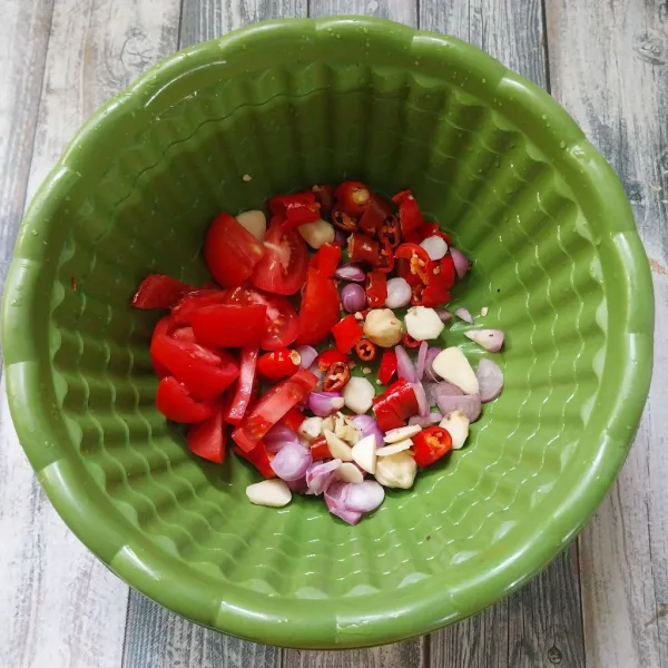 Cuci bersih bawang-bawangan, cabe merah, cabe rawit dan tomat. Kupas dan cuci kencur. Potong-potong.