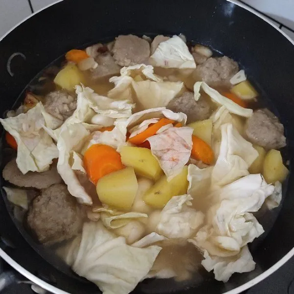 Masukkan telur puyuh rebus, kol, garam, lada, dan kaldu jamur. Aduk merata hingga bumbu tercampur.