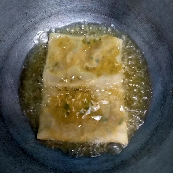 Panaskan minyak lalu goreng hingga matang. Ankat dan siap disajikan