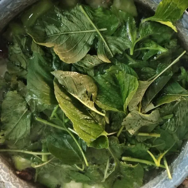 Lalu masukkan bayam. Masak hingga mendidih. Koreksi rasa. Matikan api.