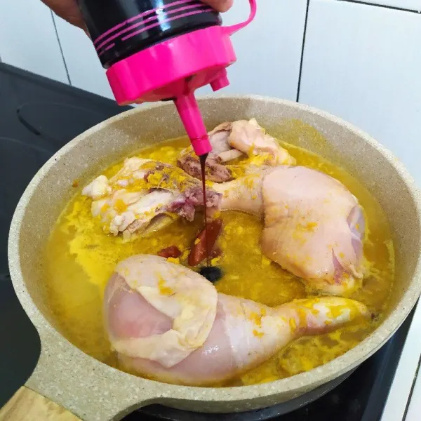 Tambahkan kecap manis, aduk rata lalu ungkep.