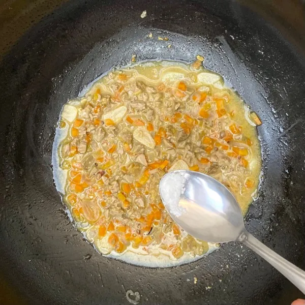 Tambahkan garam, gula pasir, saus tiram, kunyit dan kecap manis. Aduk rata dan masak hingga matang. Angkat dan sajikan.