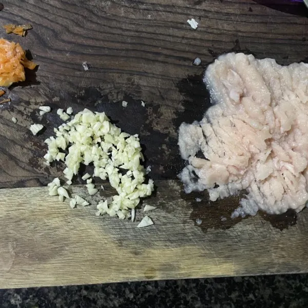 Siapkan bahan-bahan. Iris bawang putih.