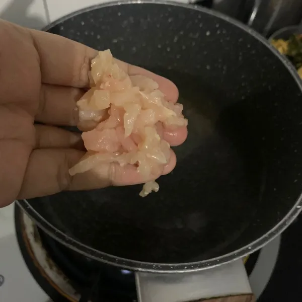 Rebus air dan masukkan potongan ayam cincang.